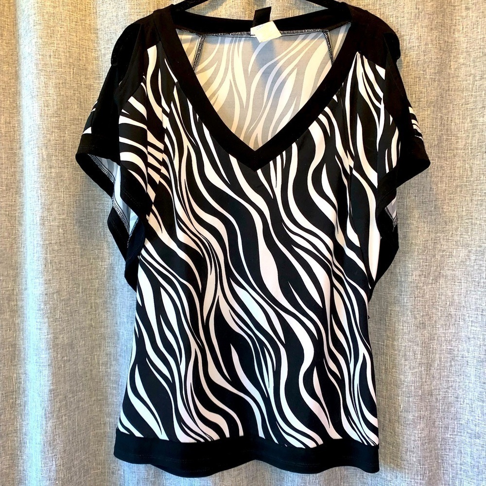 *WOMENS Wrapper cold shoulder top medium